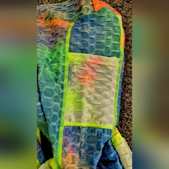 Colorful Tie-Dye Textured Activewear Set - Picture 6 of 8